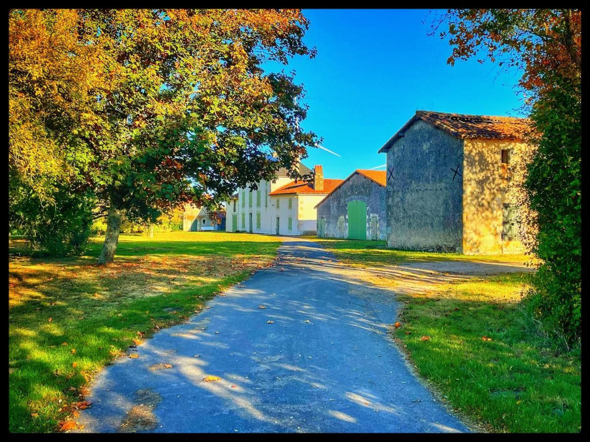 Les Maisons Du Bonheur Bed and Breakfast Château-Garnier Exteriör bild